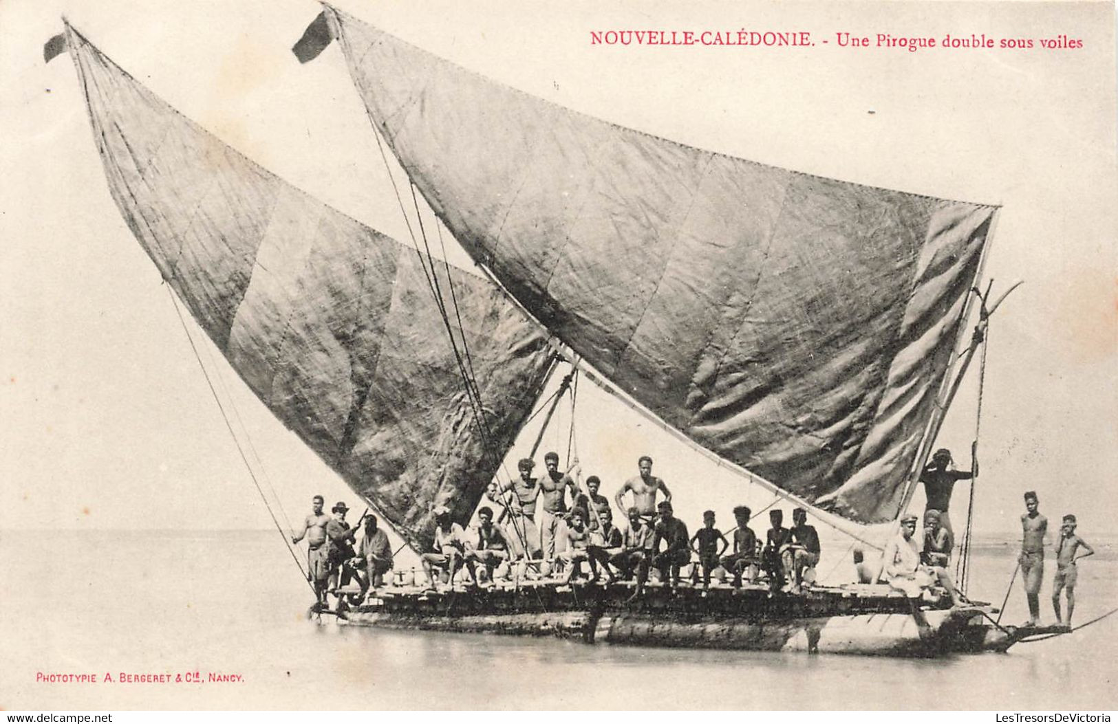 CPA NOUVELLE CALEDONIE -  Une Pirogue Double Sous Voiles - Noir Et Blanc  - Tres Animé - Bergeret - Nuova Caledonia