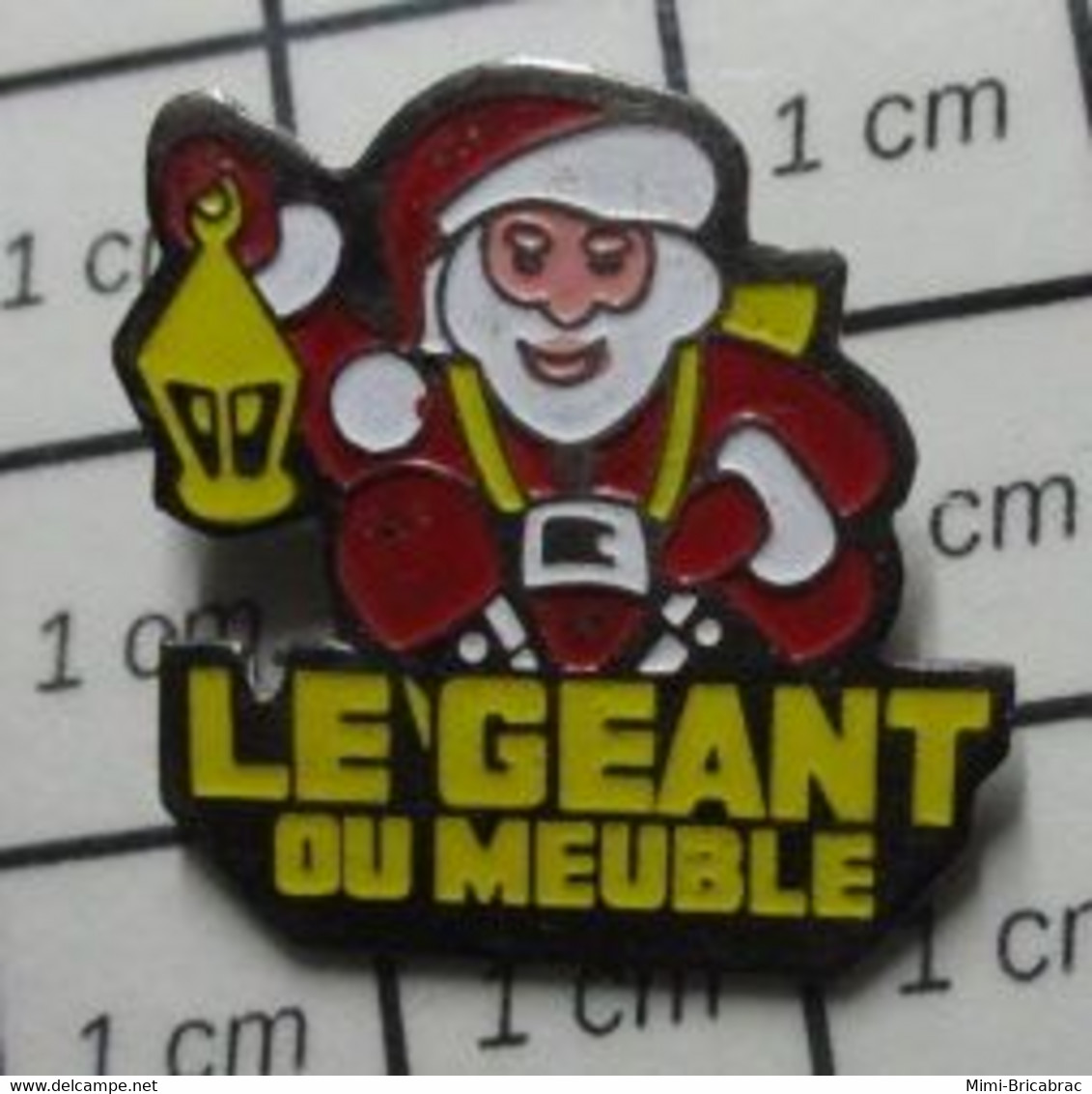 812e Pins Pin's / Rare & Belle Qualité / NOEL / PERE NOEL AVEC LANTERNE LE GEANT DU MEUBLE - Christmas