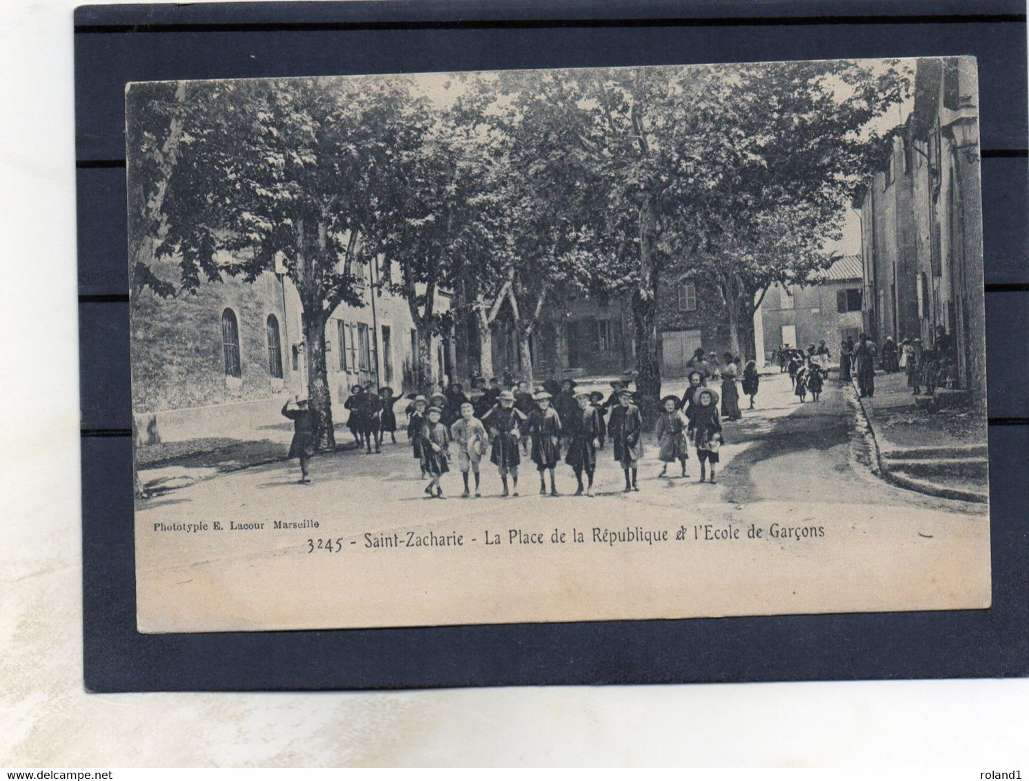 Saint-Zacharie - La Place De La République Et L'école De Garçons.( édit. E.Lacour.). - Saint-Zacharie