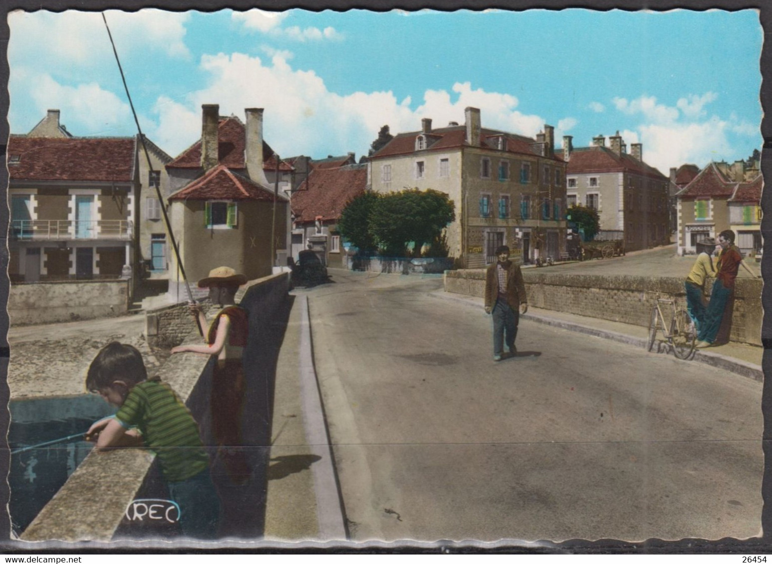 CPSM  De 86 LA TRIMOUILLE  " Le Pont Et Place De La Liberté "  Postée  Le 16 8 1968   Animée - La Trimouille