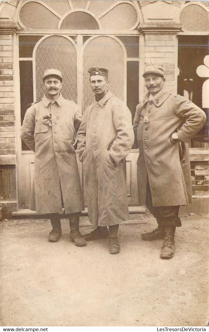 Photographie Militaria - Trois Militaires Moustachu En Uniforme - Manteau  - Carte Postale Ancienne - Uniformi