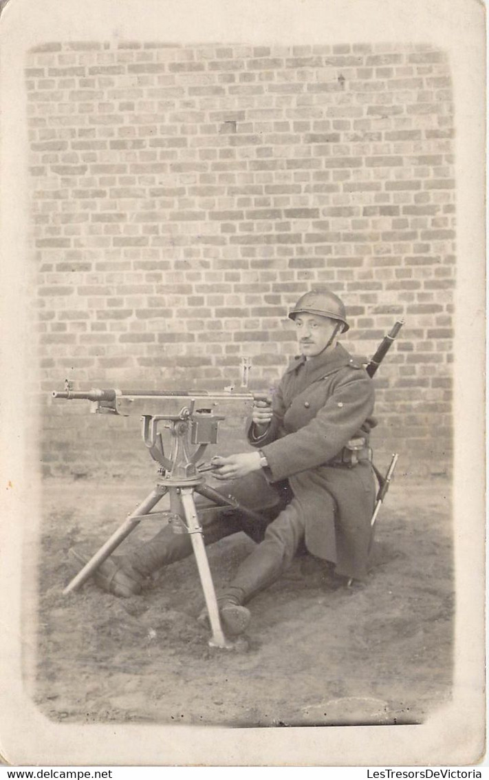 Photographie Militaria - Matériel - Mitraillette - Camp De Beverloo - Carte Postale Ancienne - Equipment