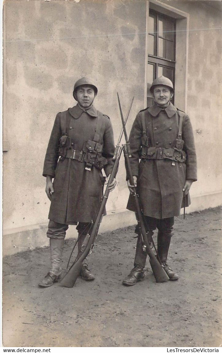 Photographie Militaria - Deux Soldats Belges Avec Leurs Fusils Et Baïonnettes Mauser 1889 - Carte Postale Ancienne - Ausrüstung
