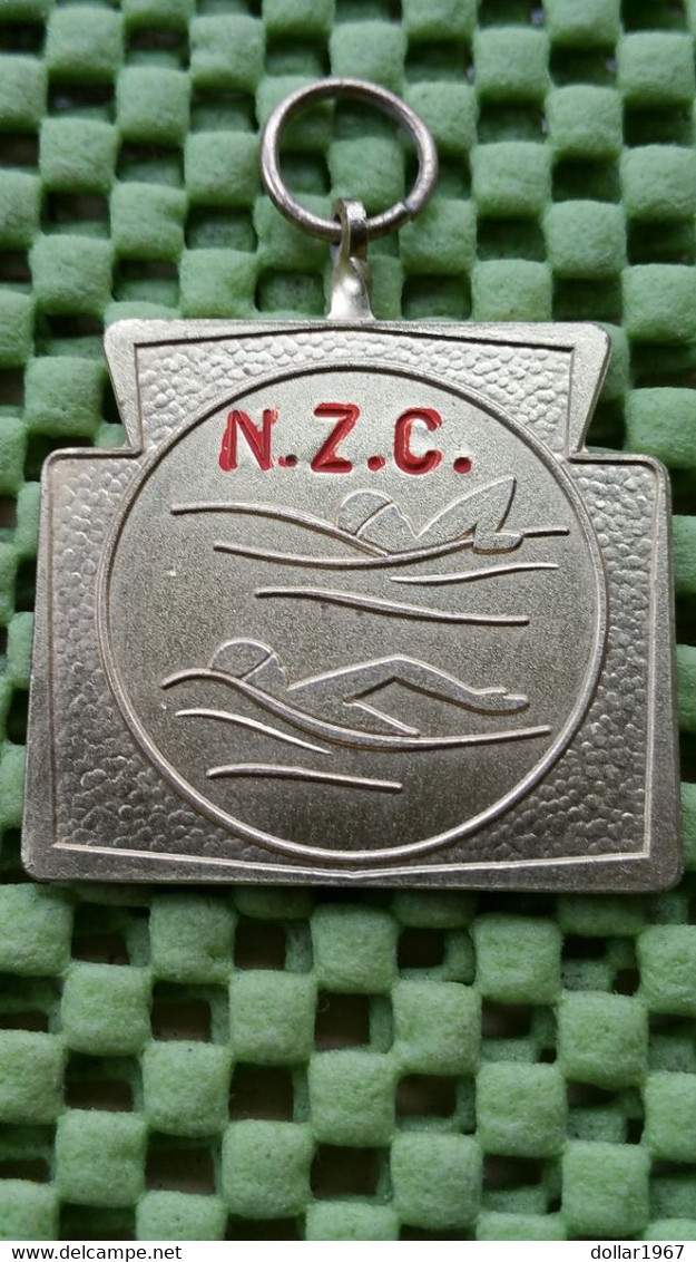 Medaille : Stichting Vrienden Van N.z.c. Neede ( 2 ) -  Foto's  For Condition. (Originalscan !!) - Natation