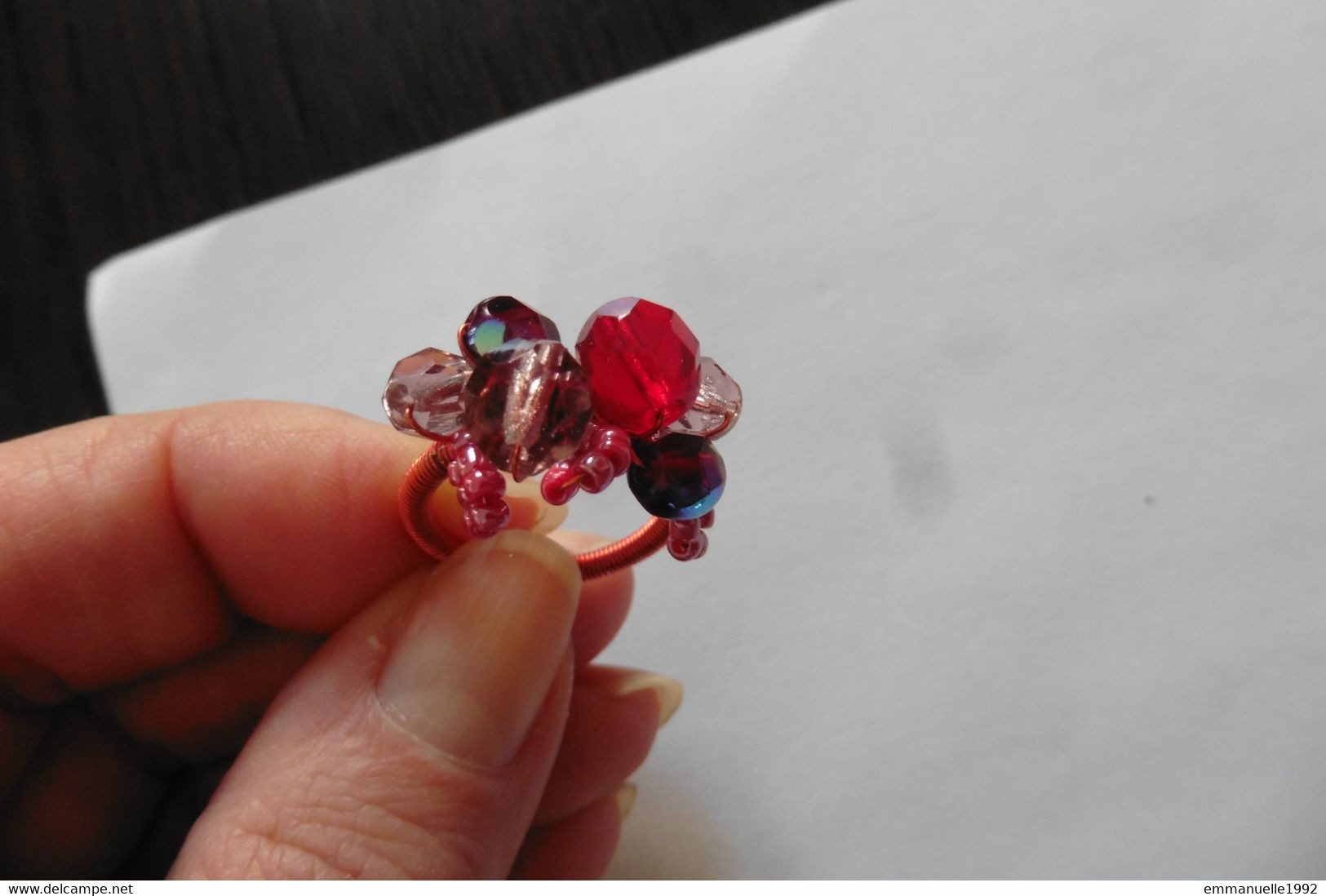 Neuf - Bague D'artisan Créateur Fil Cuivré Rouge Et Perles Rocaille Et Cristaux Rose Rouge Bordeaux Irisé T53-54 - Bagues