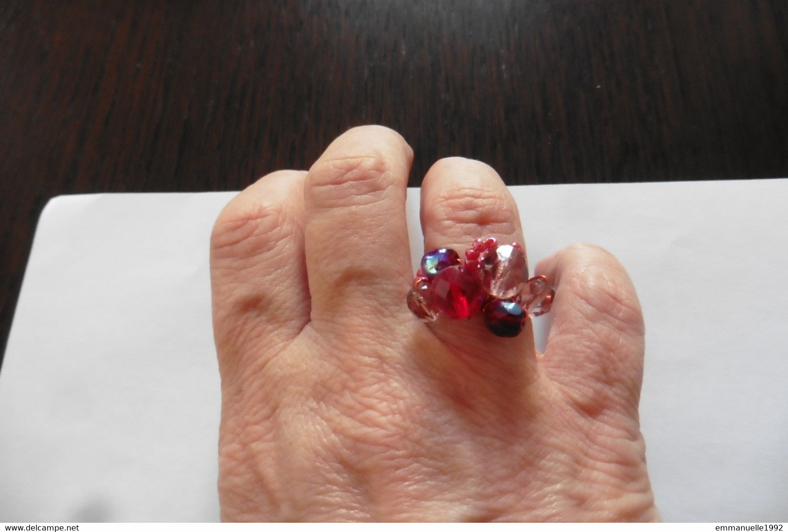 Neuf - Bague d'artisan créateur fil cuivré rouge et perles rocaille et cristaux rose rouge bordeaux irisé T53-54