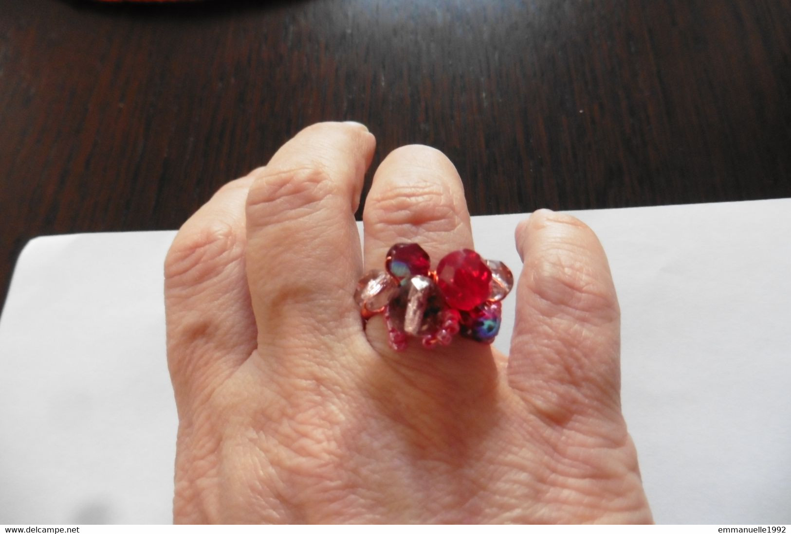 Neuf - Bague d'artisan créateur fil cuivré rouge et perles rocaille et cristaux rose rouge bordeaux irisé T53-54