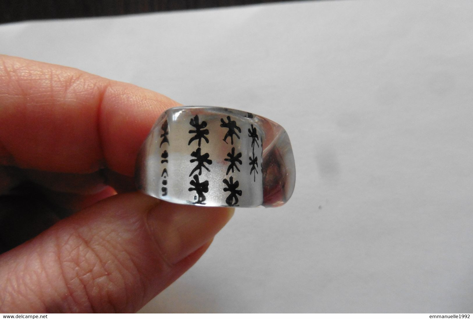Neuf - Bague Fantaisie Créateur En Plastique Ou Résine Transparent Calligraphie Chinoise Noir Sur Fond Argent T53 - Ring