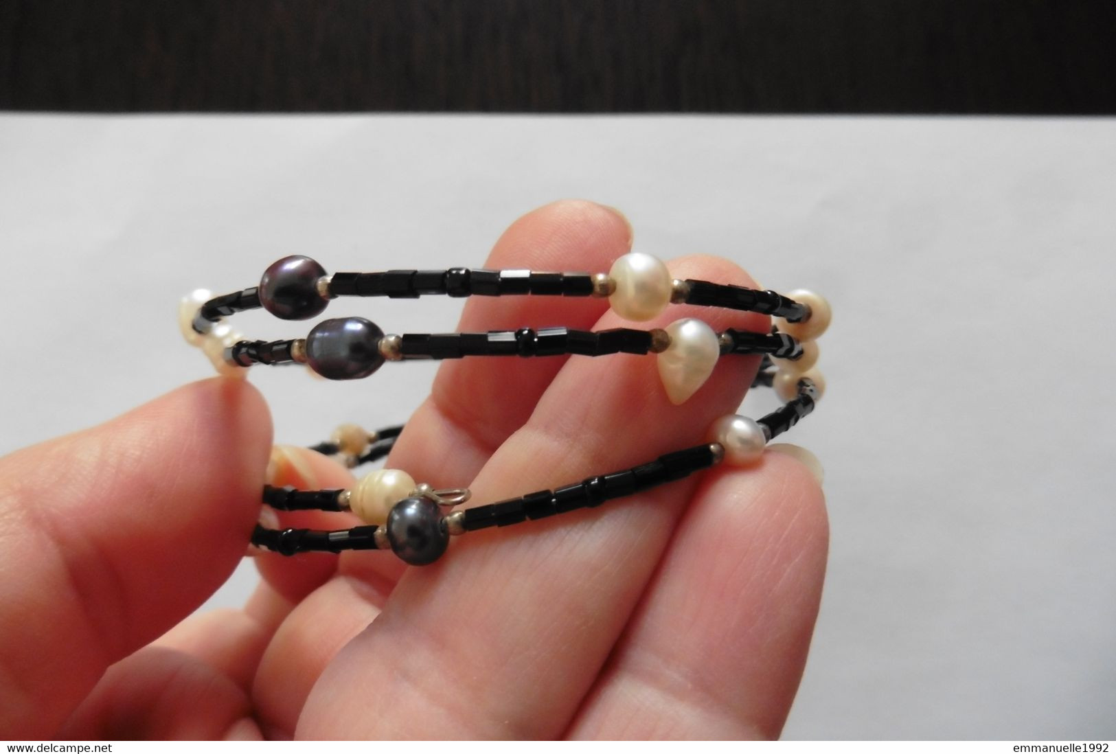 Bracelet Artisan Créateur Extensible 4 Rangs Perles De Rocaille Noir Perles D'eau Douce Blanc Nacré Gris Foncé Art Deco - Bracelets