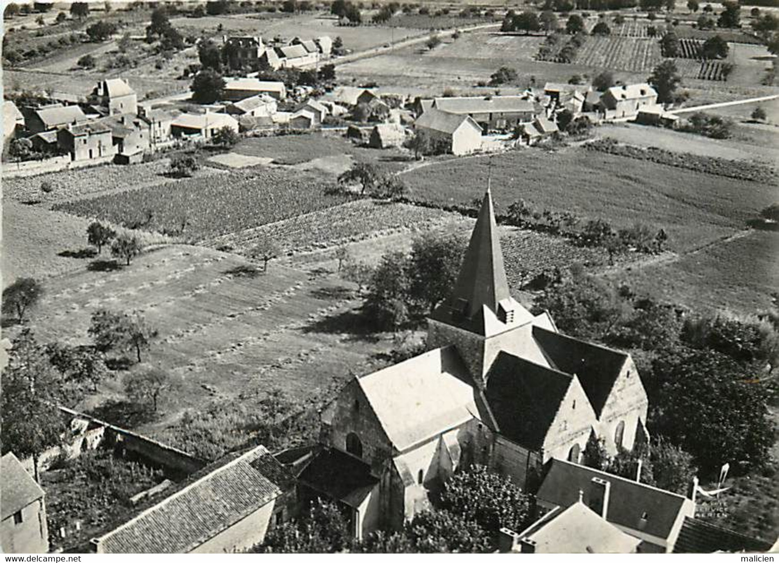 - Cpsm -ref-AC603- Vienne - Scorbé Clairvaux - L Eglise - Vue Aérienne - Edit. Lapie - N°3 - - Scorbe Clairvaux