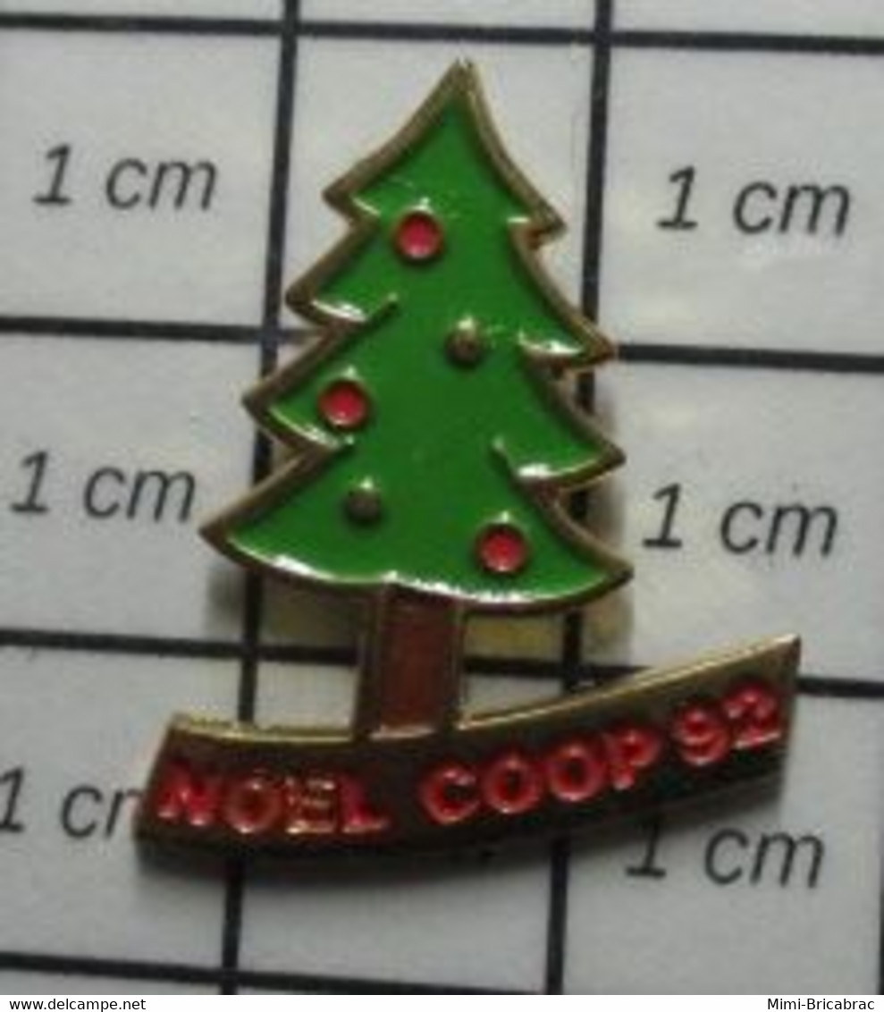 414A Pin's Pins / Beau Et Rare / NOEL / LE SAPIN A LES BOULES COOP 92 - Noël