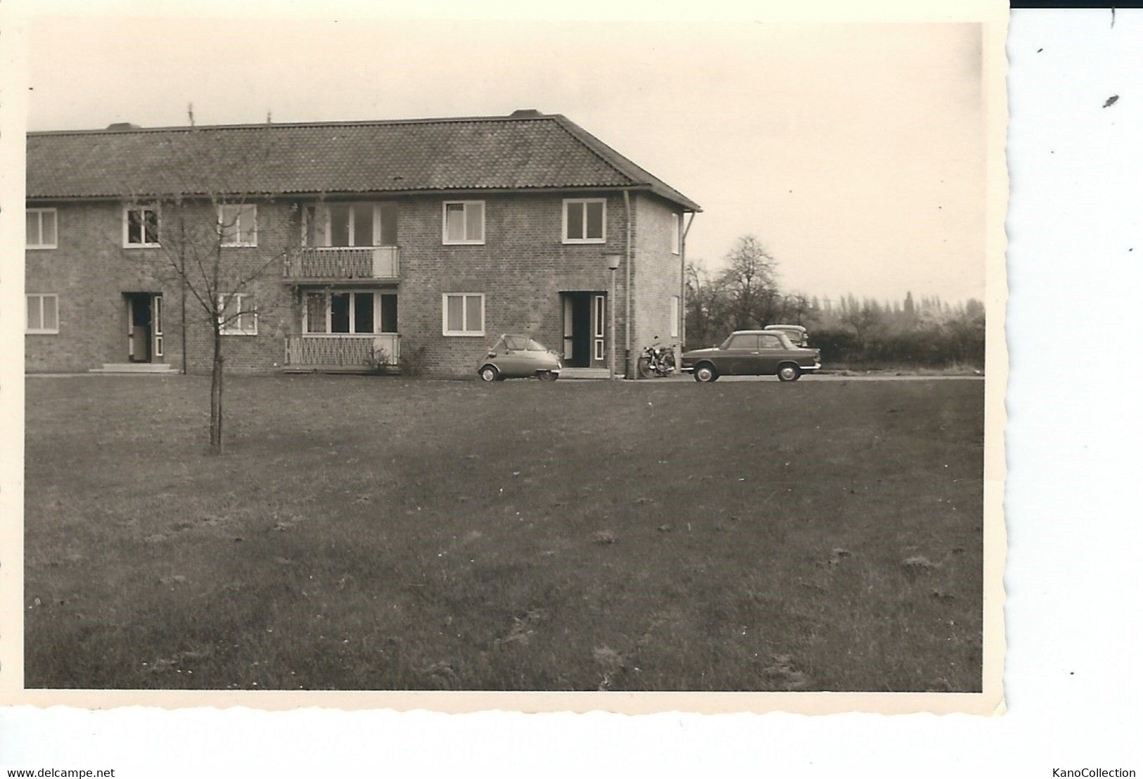 BMW Isetta Und Andere PKW Vor Wohngebäude, Sw-Fotoabzug 7 X 10 Cm - Automobile