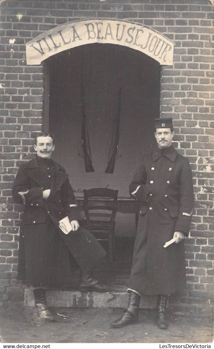 Militaria - Villa Beau Séjour - Deux Soldats Prenant La Pose - Fusil - Carte Photo - Carte Postale Ancienne - Personen