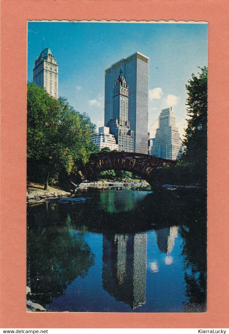 NEW-YORK CITY CENTRAL PARK FIFTH AVENUE HOTELS AND THE GENERAL MOTORS BUILDING SEEN TROUGH - ECRITE - Central Park