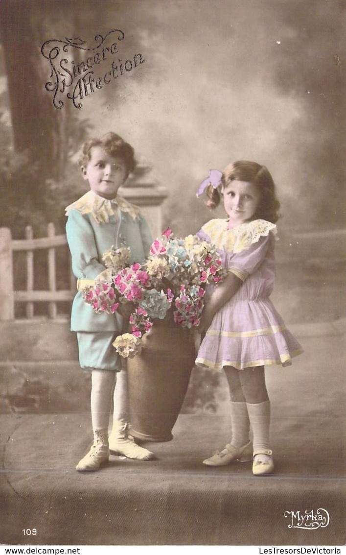 Fantaisie - Enfants - Un Garçon Et Une Fille Portent Un Pot De Fleurs - Myrka - Carte Postale Ancienne - Portraits