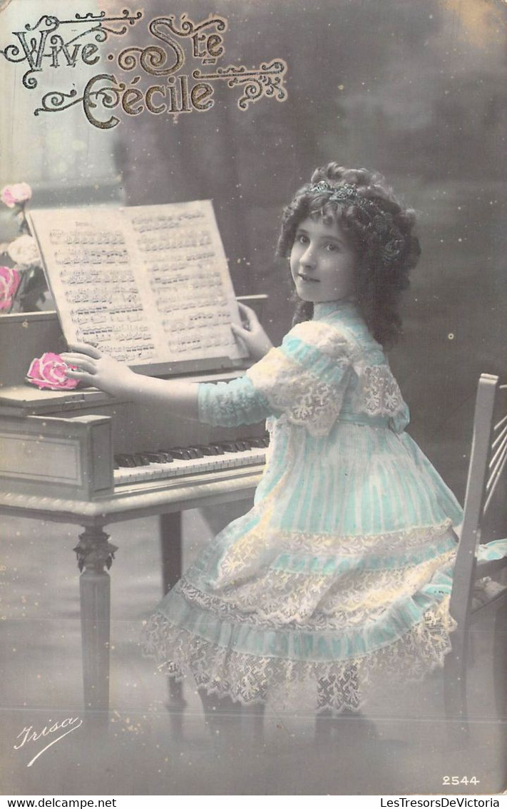 Fantaisie - Enfants - Jeune Fille Joue Du Piano - Partiton - Robe Bleu Et Blanche à Dentelles - Carte Postale Ancienne - Portraits