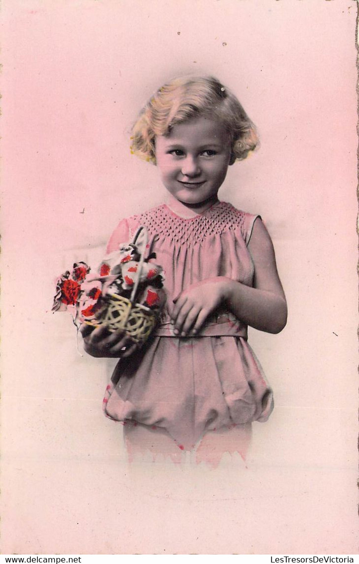 Fantaisie - Enfants - Petite Fille Blonde Tient Un Panier Dans Les Mains - Carte Postale Ancienne - Abbildungen