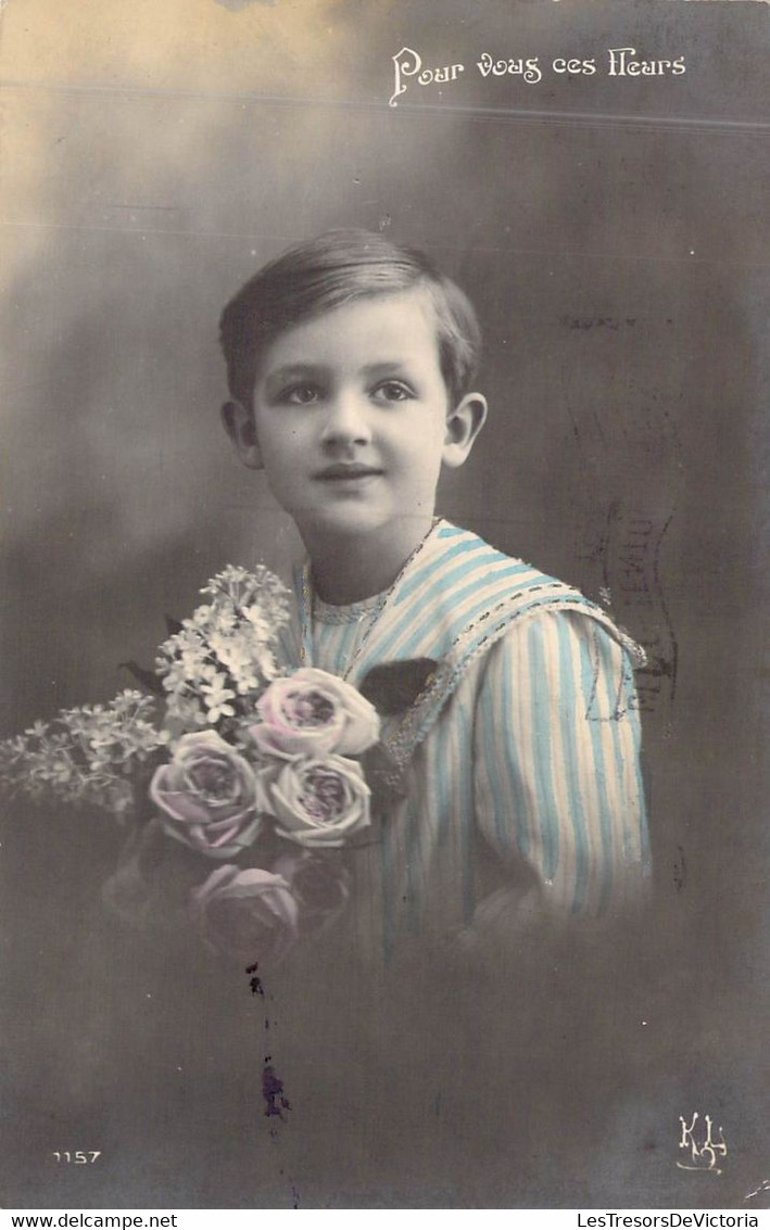 Fantaisie - Enfants -garçon Porte Un Haut A Rayure Blanc Et Bleu - Bouquet De Fleurs - Carte Postale Ancienne - Portraits