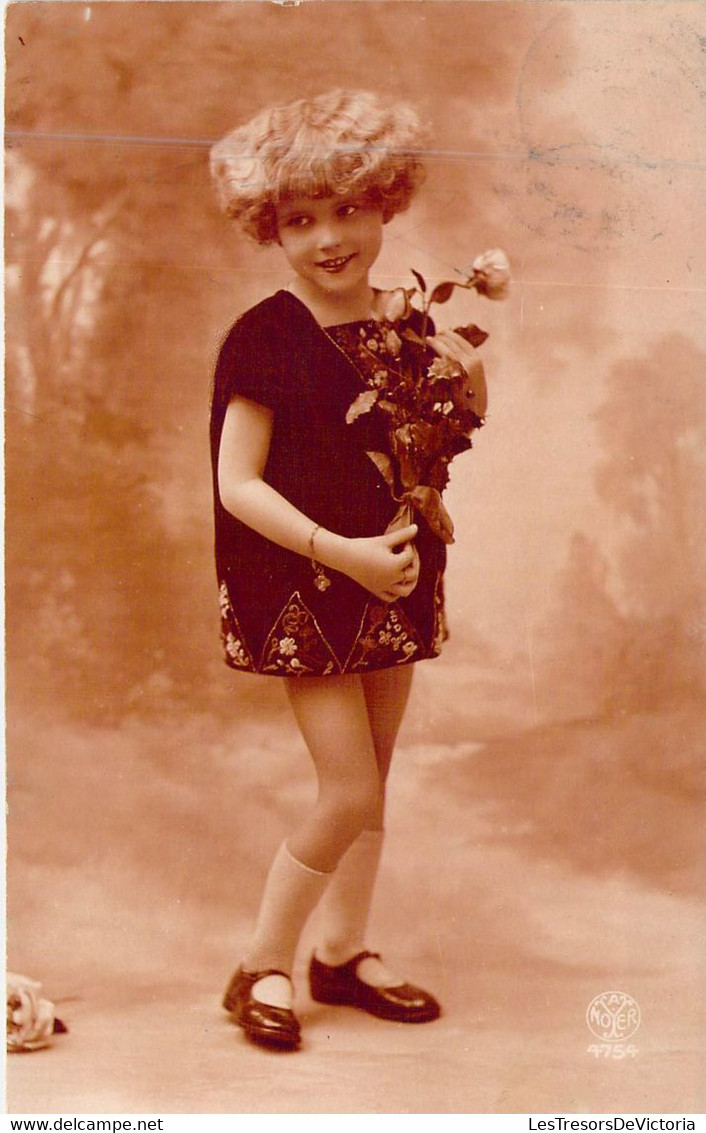 Fantaisie - Enfants - Fillette Porte Un Bouquet De Fleurs - Bijou - Robe Noire Brodée - Carte Postale Ancienne - Abbildungen
