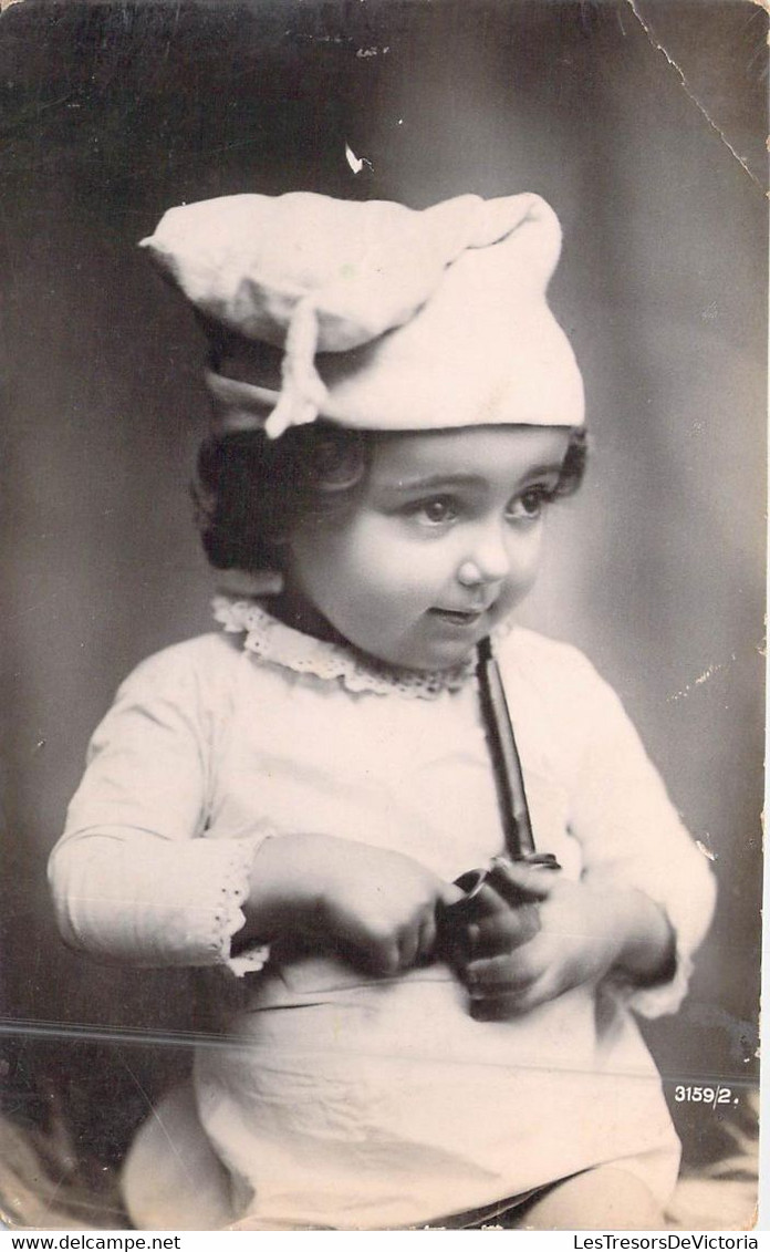 Fantaisie - Enfants - Une Enfant Tient Une Pipe Dans La Main - Bonnet - Carte Postale Ancienne - Abbildungen