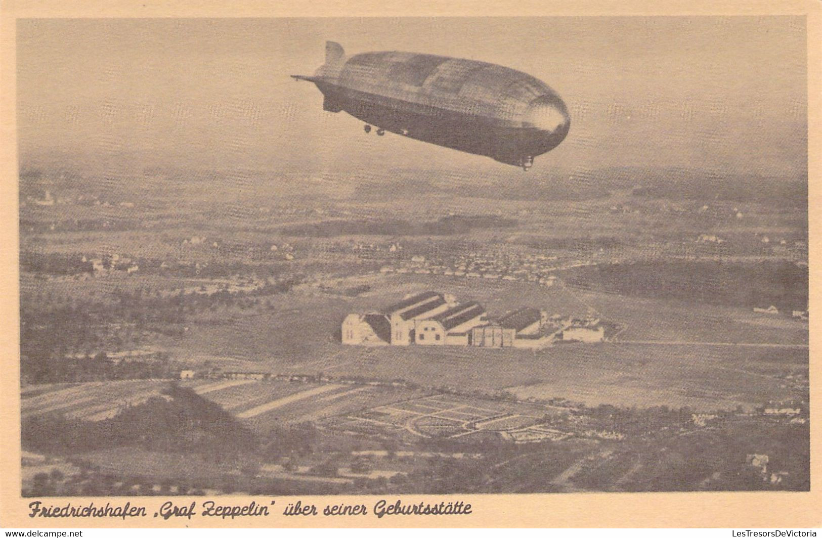 TRANSPORT - Friedrichshafen "Graf Zeppelin" über Seiner Geburtsstätte - Carte Postale Ancienne - Luchtschepen