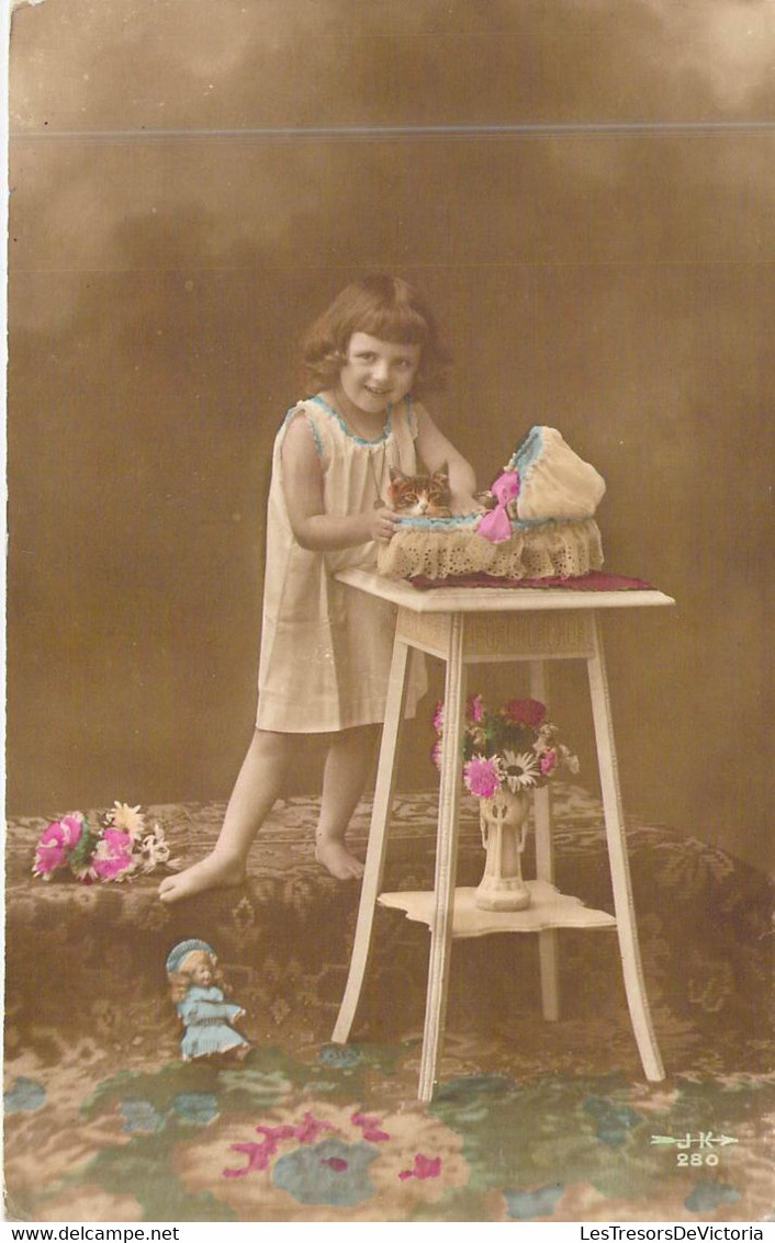 Fantaisie - Enfants - Une Fillette Avec Son Chat Dans Un Berceau - Poupée - Carte Postale Ancienne - Portraits