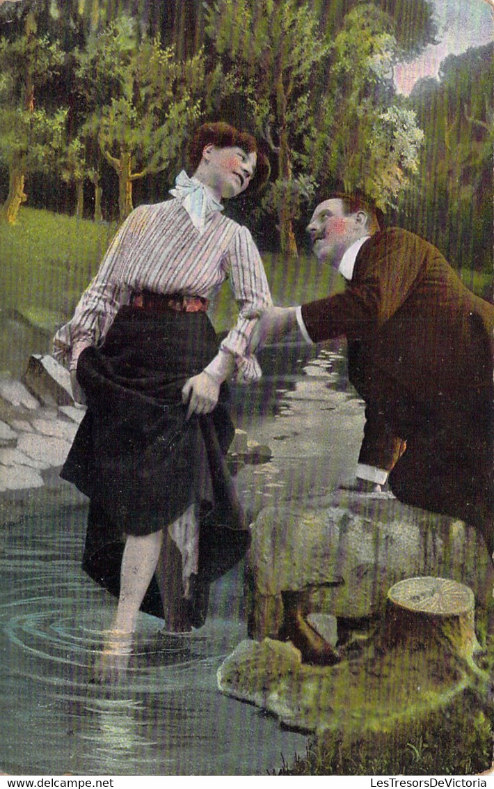 COUPLE - Une Femme Marche Dans La Rivière Tenue Par Son Mari - Carte Postale Ancienne - Coppie