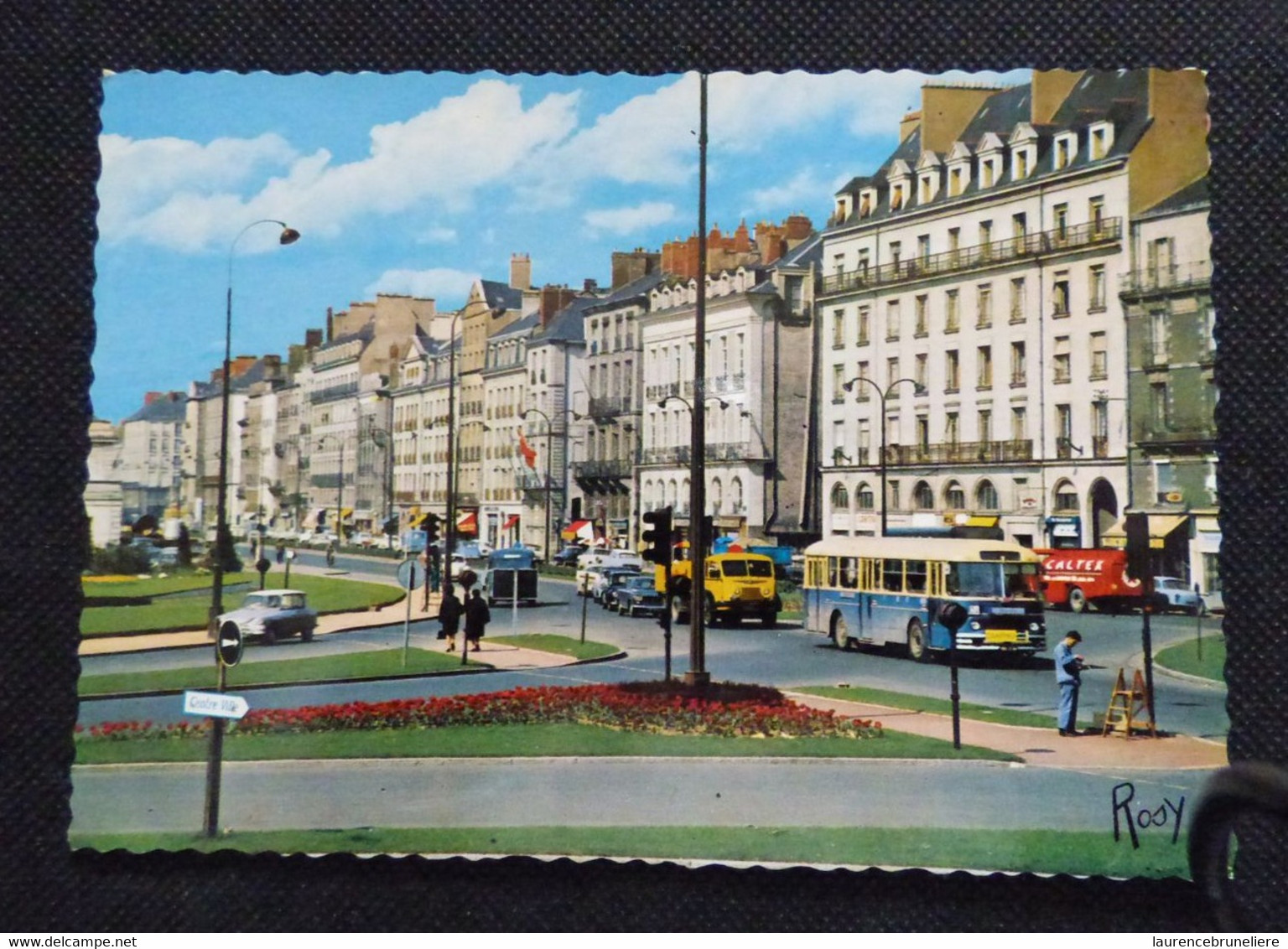 NANTES  QUAI DE LA FOSSE  - AUTOBUS - CAMION ET VOITURES ANCIENNES - Bus & Autocars