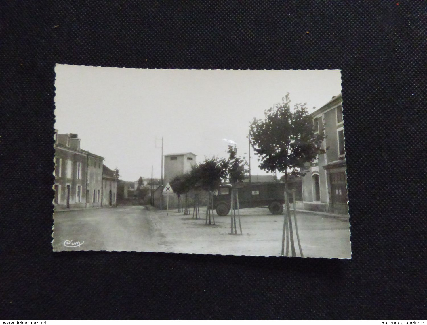 CAMION  MAULEVRIER - MAINE ET LOIRE - PLACE DE L'AIR DU FOUR - Trucks, Vans &  Lorries