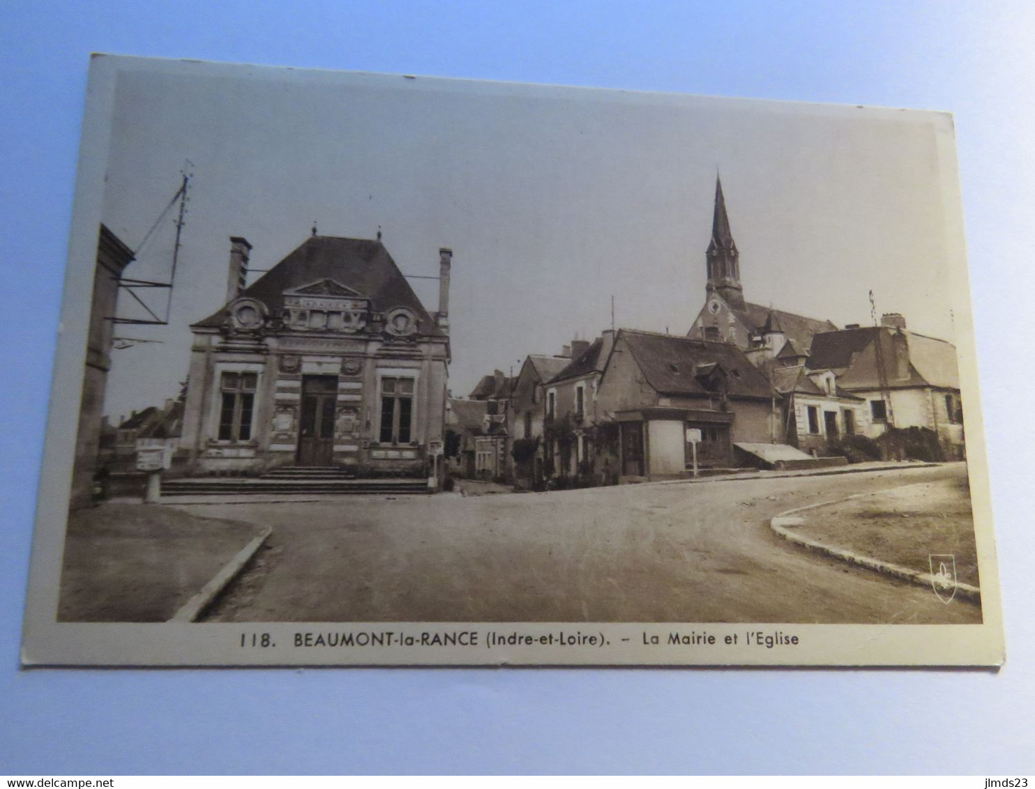 BEAUMONT LA RONCE, INDRE ET LOIRE, LA MAIRIE ET L'EGLISE, CPA - Beaumont-la-Ronce