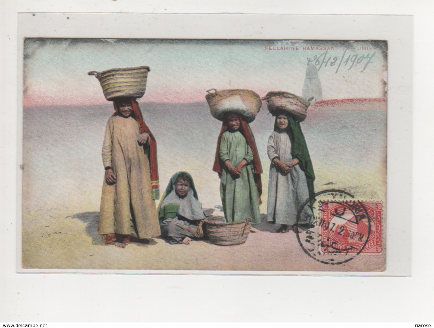 Antike Postkarte ÄGYPTEN FELLLAHINE RAMASSANT LE FUMIER - Desouk
