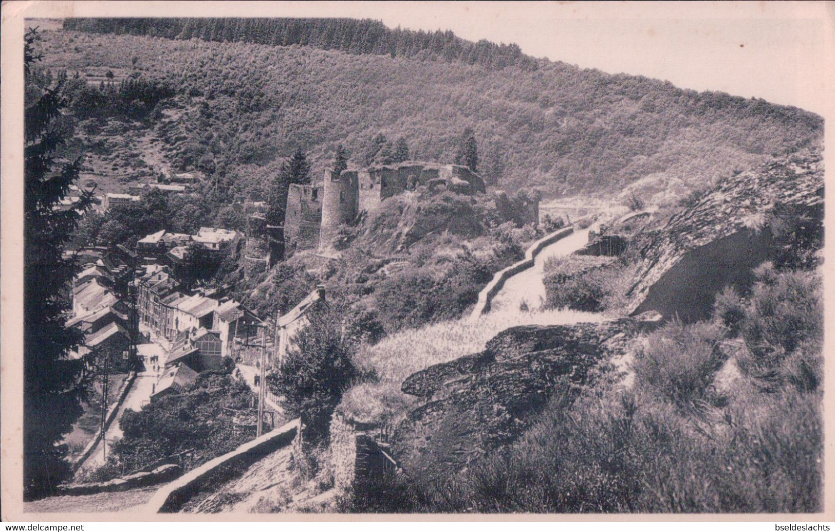 La Roche En Ardenne Le Vieux Chateau Et Route Féodale - La-Roche-en-Ardenne