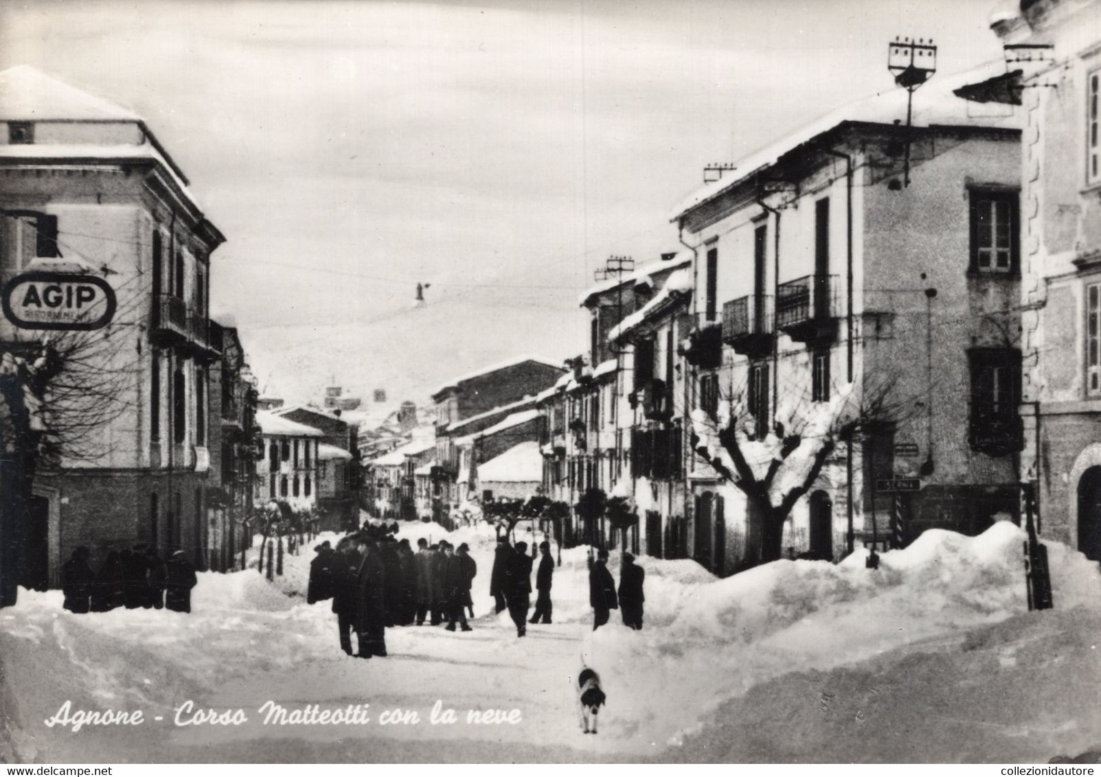 AGNONE - CORSO MATTEOTTI CON LA NEVE - ANMATISSIMA - STAZIONE DI RIFORNIMENTO AGIP - CARTOLINA FG SPEDITA NEL 1956 - Isernia