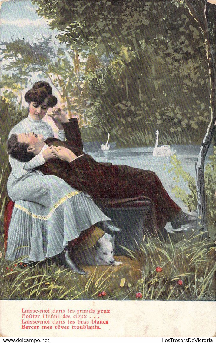 Couple Assis Avec Leur Chien Au Bord De L'eau - Cygnes - Carte Postale Ancienne - Couples