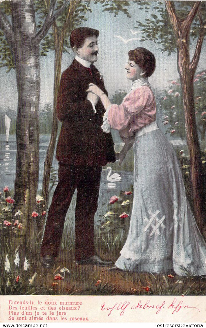 Couple  Au Bord De L'eau - Robe Reprisée - Cygnes - Carte Postale Ancienne - Couples