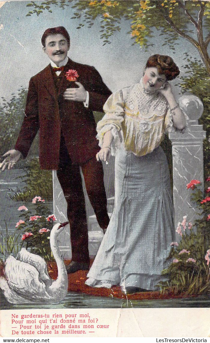 Couple  Au Bord De L'eau - Robe Reprisée - Main Sur Le Cœur - Cygnes - Carte Postale Ancienne - Paare