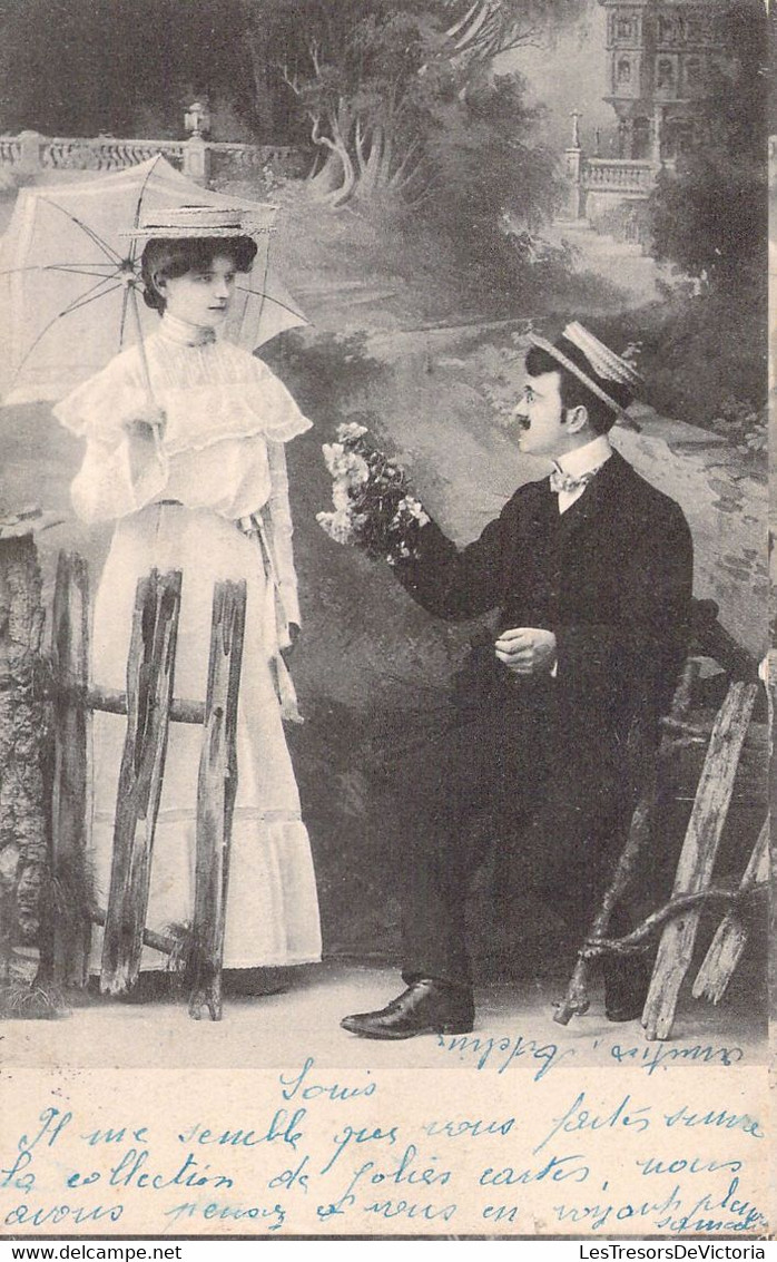 Couple - Femme à Robe Blanche Et Ombrelle Flirte Avec Un Homme Au Canot Et Nœud Papillon - Carte Postale Ancienne - Coppie