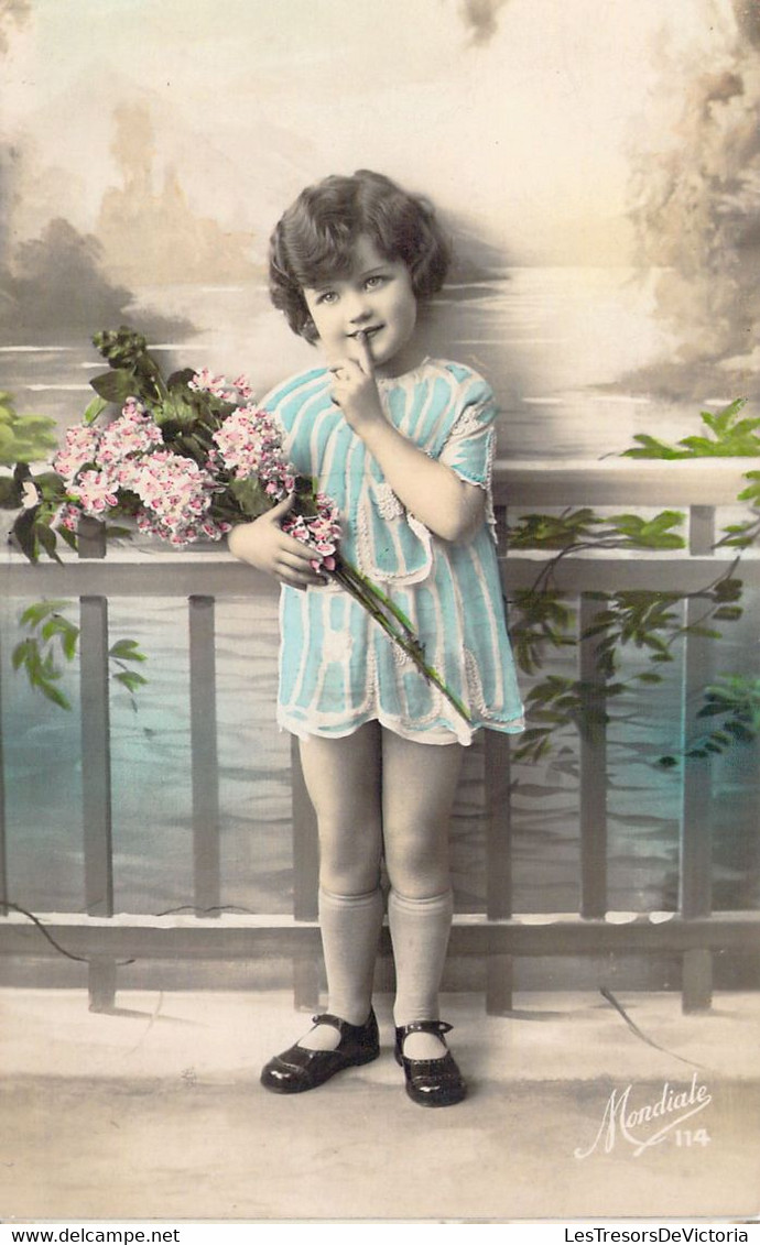 ENFANT - Fillette Tient Des Fleurs Dans Ses Mains Et Demande Le Silence - Carte Postale Ancienne - Abbildungen