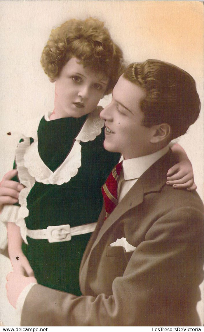 ENFANT - Un Père Et Sa Fille Dans Les Bras En Robe Verte - Carte Postale Ancienne - Portraits