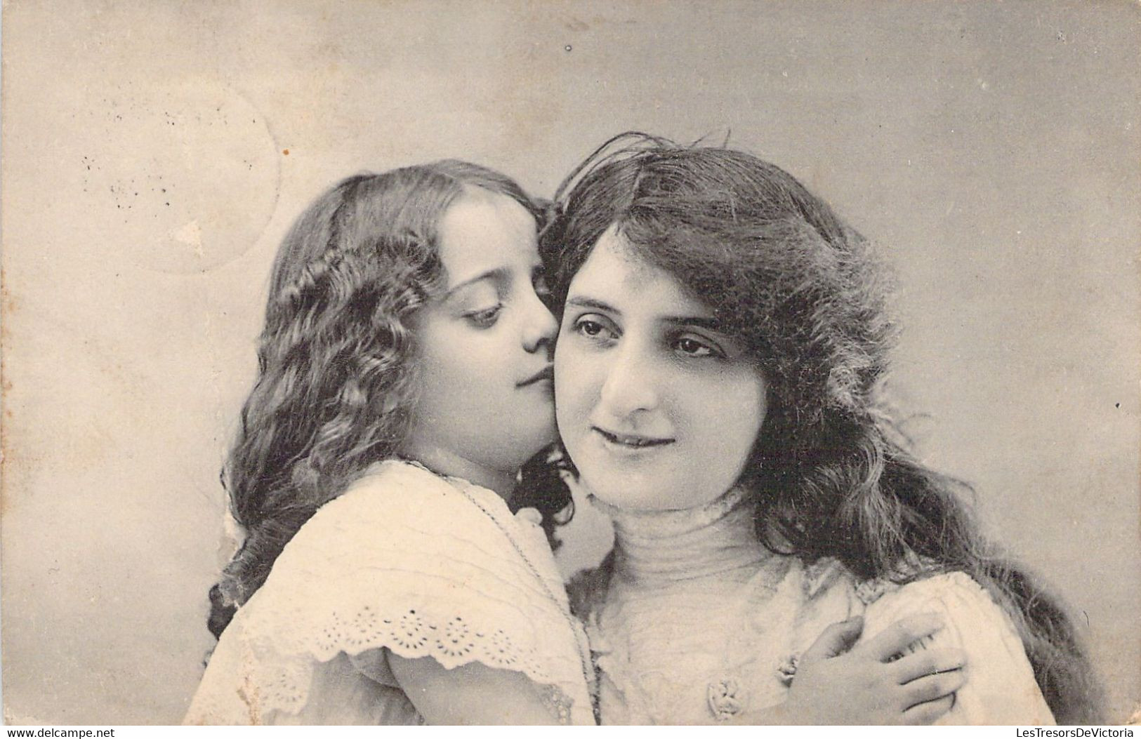 ENFANT - Fillette Embrasse Sa Mère - Cheveux Ondulés - Carte Postale Ancienne - Portraits