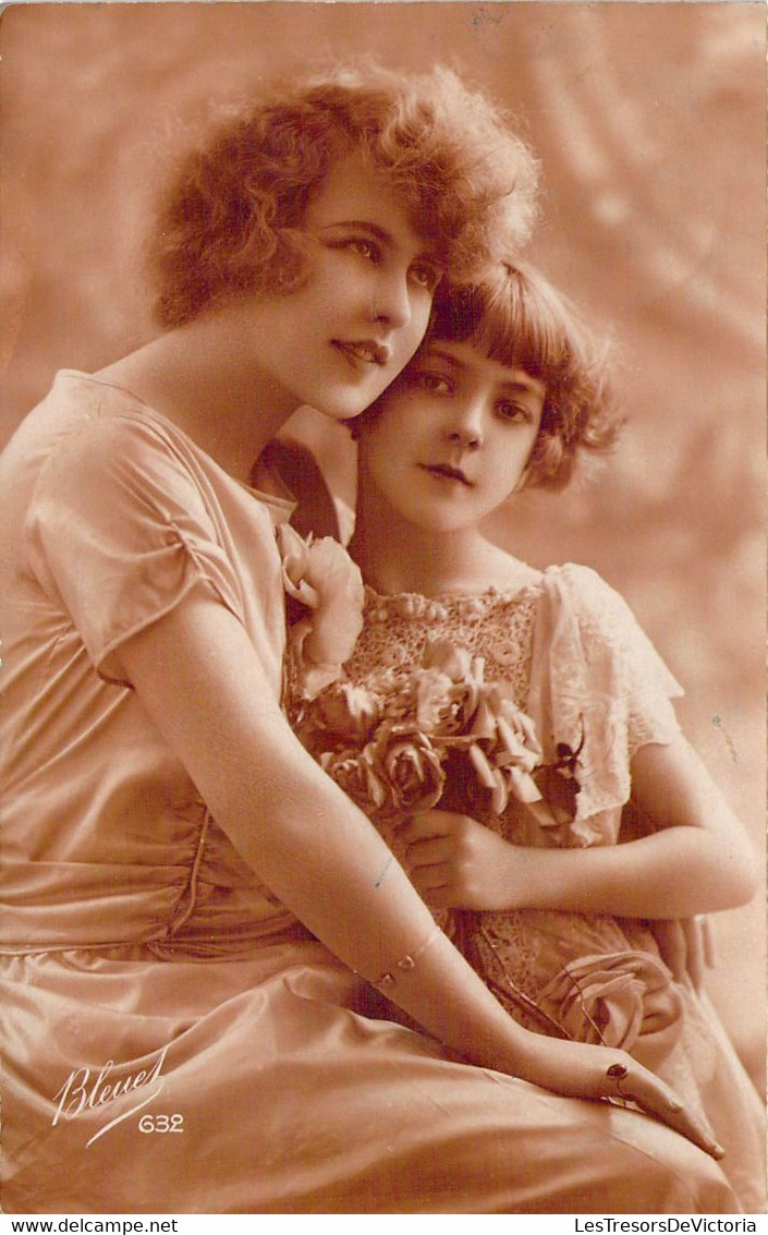 ENFANT - Jeune Fille Et Sa Mère - Robe Avec Des Fleurs - Bleuet 632 - Carte Postale Ancienne - Portraits