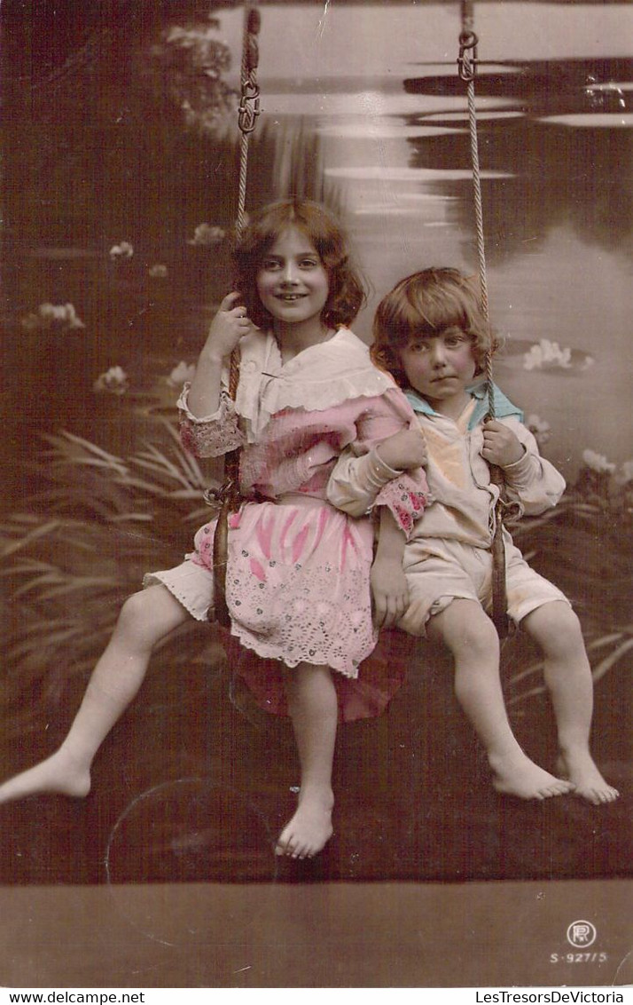 ENFANT - Enfants Sur Une Balançoire - Carte Postale Ancienne - Portraits