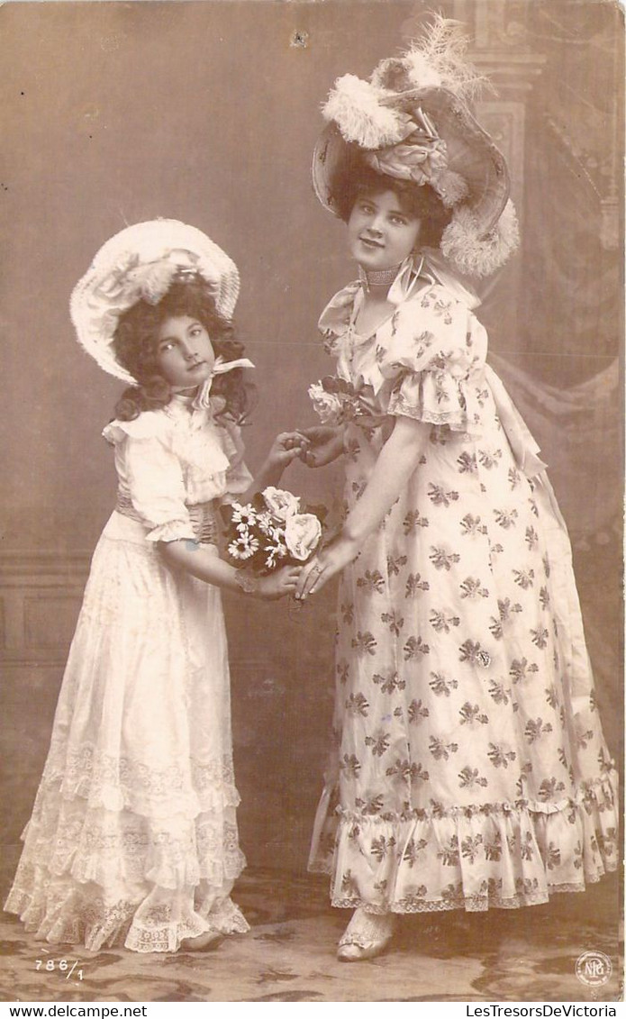 ENFANT - Fillette Et Sa Mère En Robe Fleurie Et Dentelles Et Chapeaux - Carte Postale Ancienne - Abbildungen