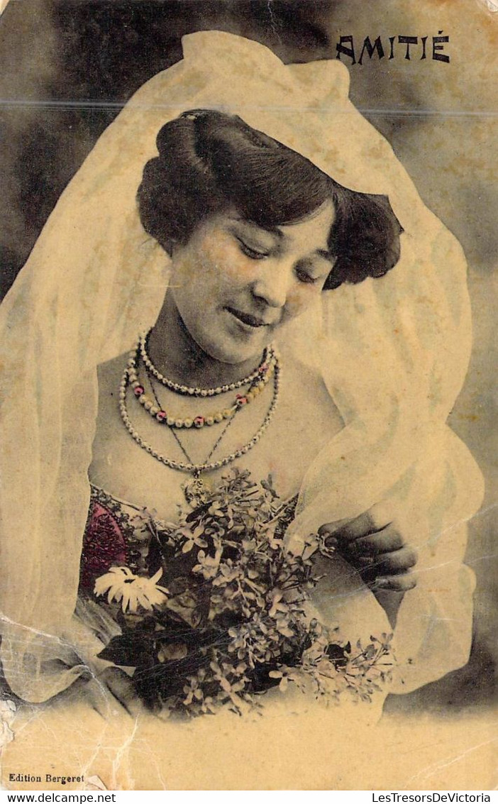 Fantaisies - Femmes - Femme Brune Avec Un Voile Blanc Dans Les Cheveux - Collier De Perles - Carte Postale Ancienne - Vrouwen