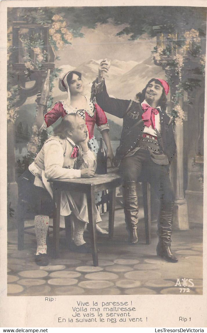 Spectacle - Théâtre - Comédien Rip - Un Verre à La Main Une Bouteille Dans L'autre -   Carte Postale Ancienne - Theatre