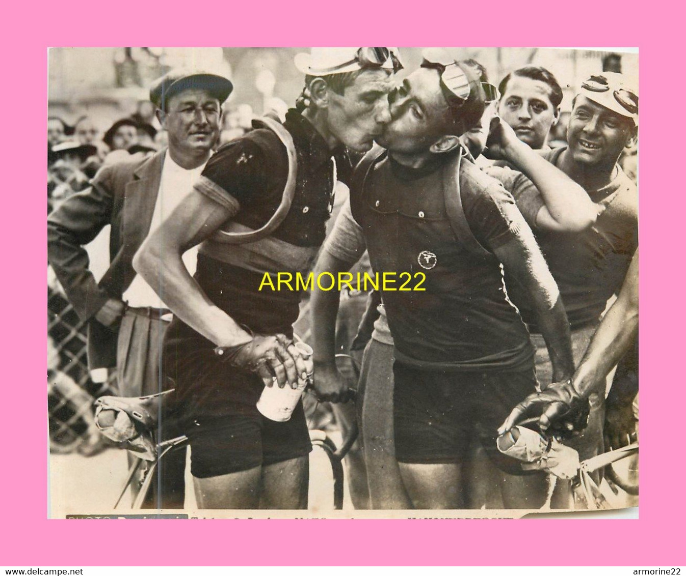 Photo Presse CYCLISME  - Syvère  MAES  Embrasse  VANOVERBERGHE - Ciclismo