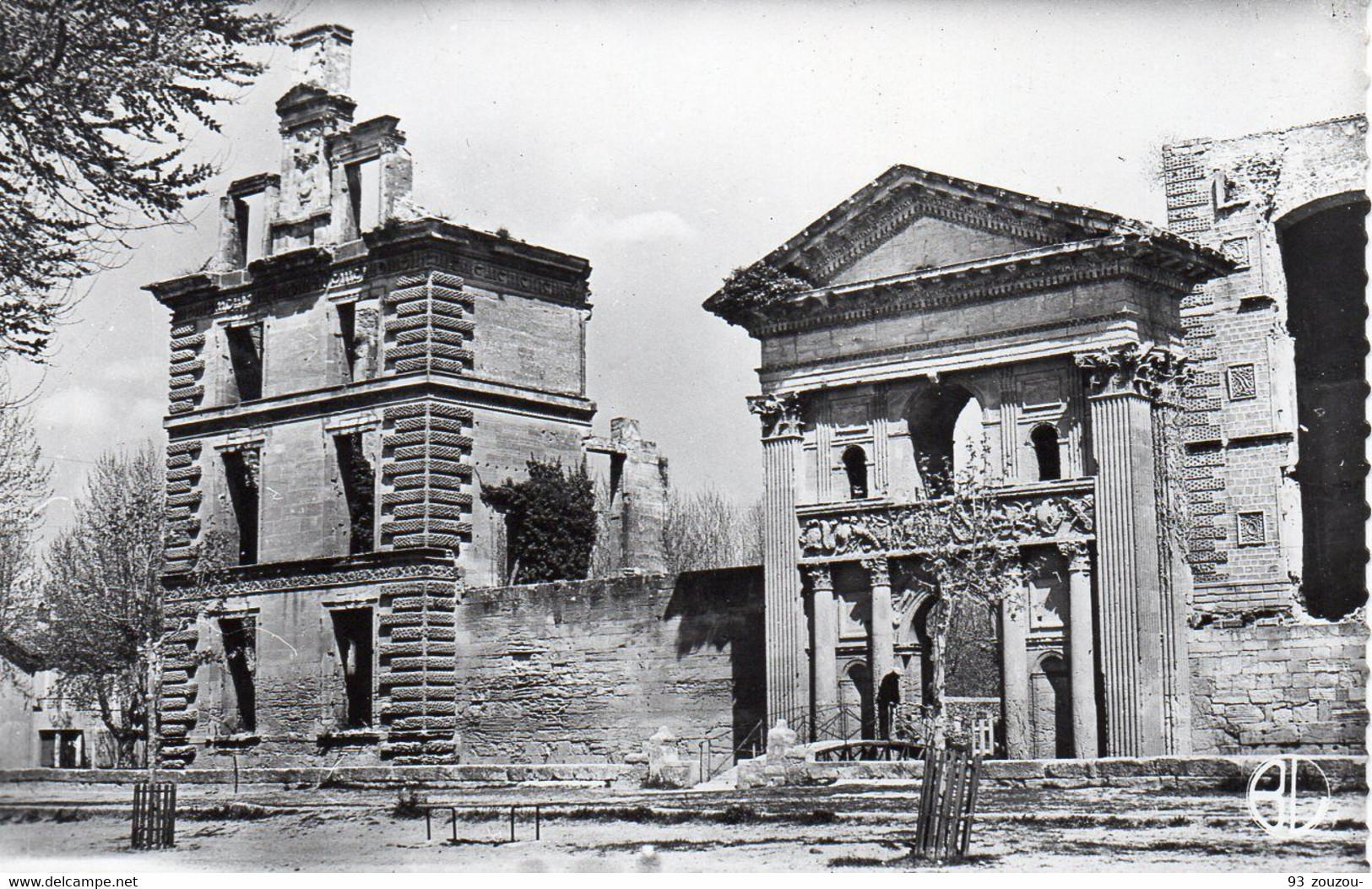 84. La Tour D'aigues . Les Ruines Du Chateau. Carte Photo 14cm Sur 9cm. Vierge Et Impeccable. - La Tour D'Aigues