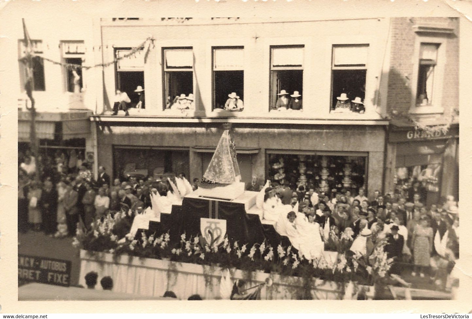 Photographie Ancienne   - Huy - 5/8/1949 - Procession - Autobus Arrêt Fixe - Bords Dentelés - Lüttich