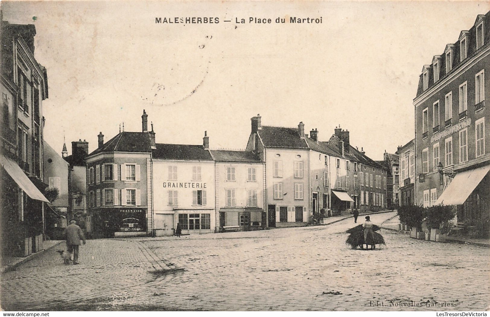 France - Malesherbes - La Place Du Martroi - Edit. Nouvelles Galeries - Animé - Graineterie - Carte Postale Ancienne - Pithiviers