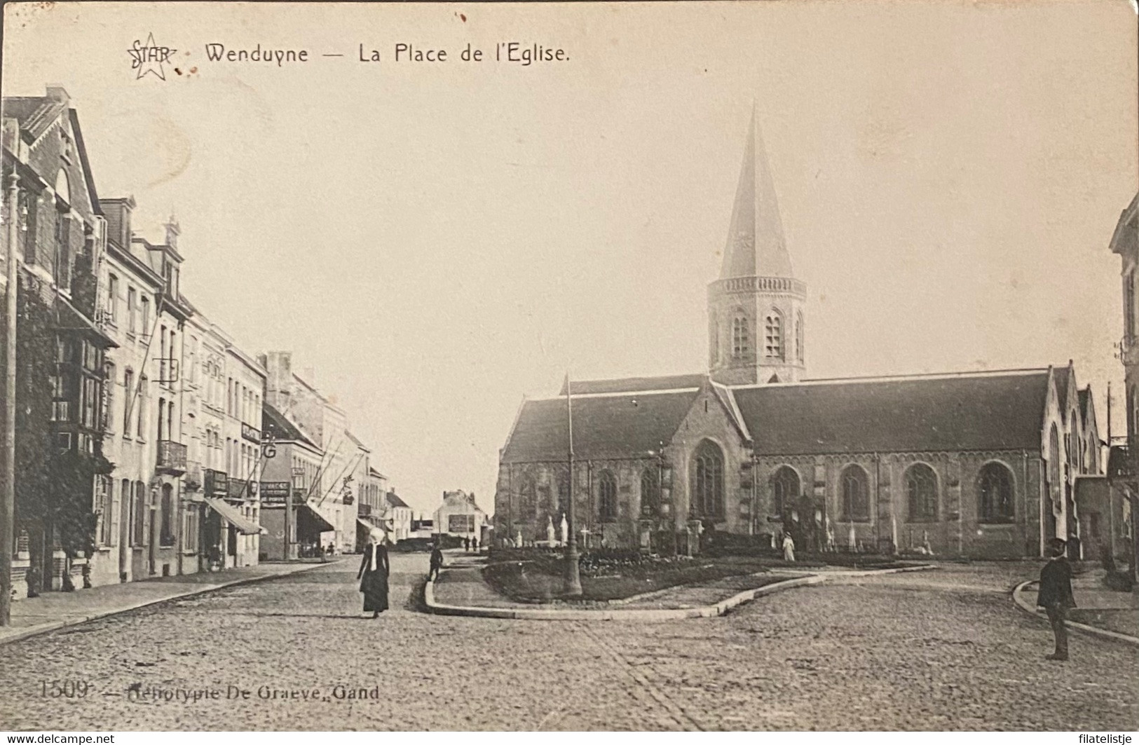 Wenduine  De Markt En De Kerk - Wenduine